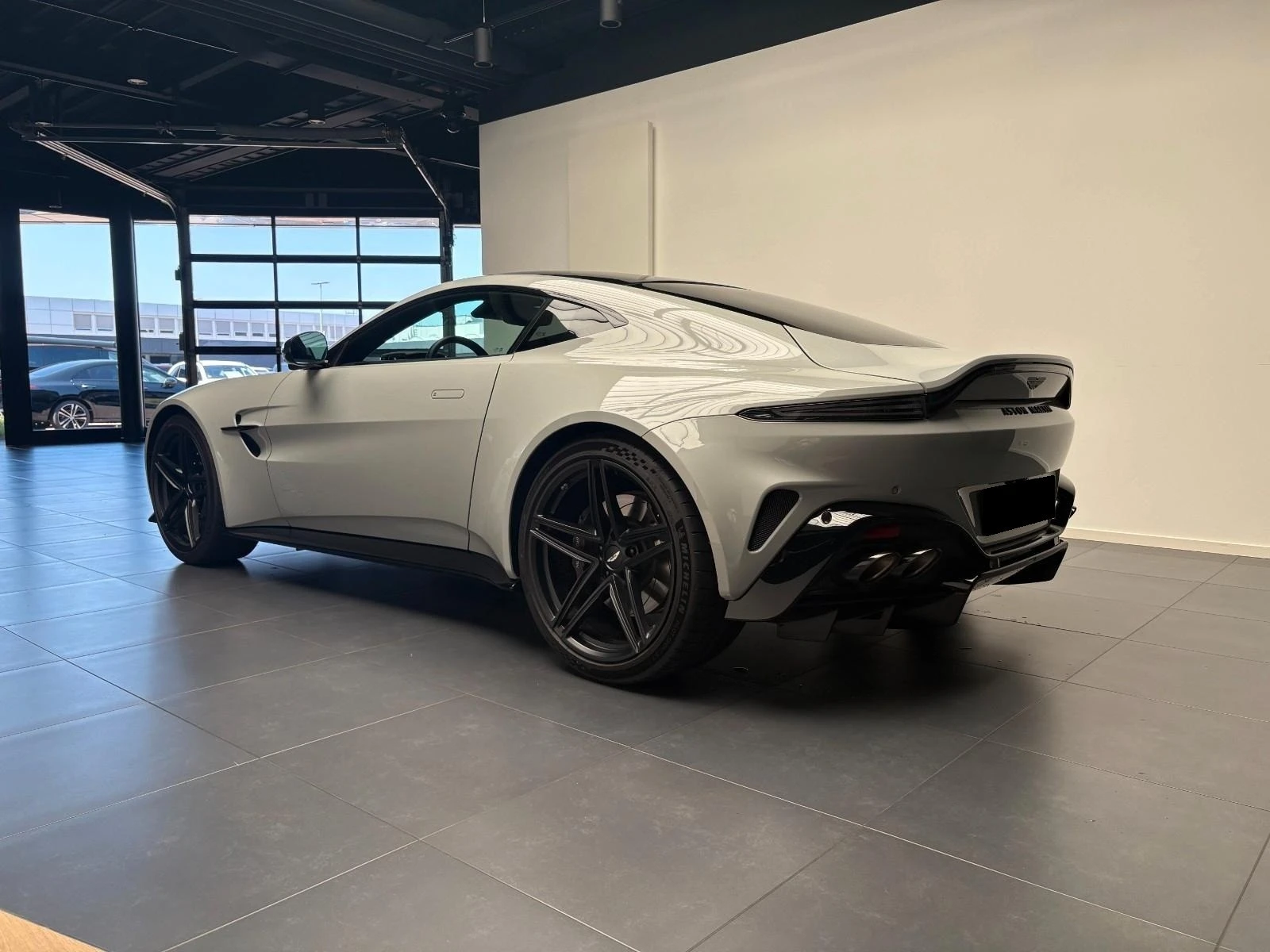 Aston Martin V8 Vantage FACELIFT APEX-GREY B&W 360 CAMERA  - изображение 4