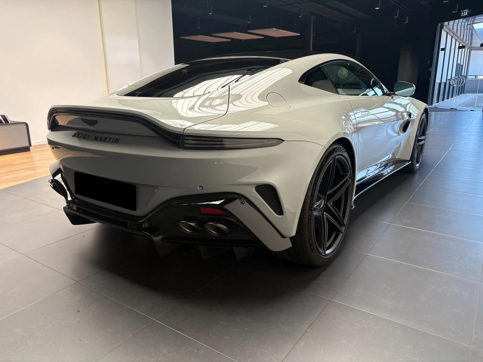 Aston Martin V8 Vantage FACELIFT APEX-GREY B&W 360 CAMERA  - изображение 3