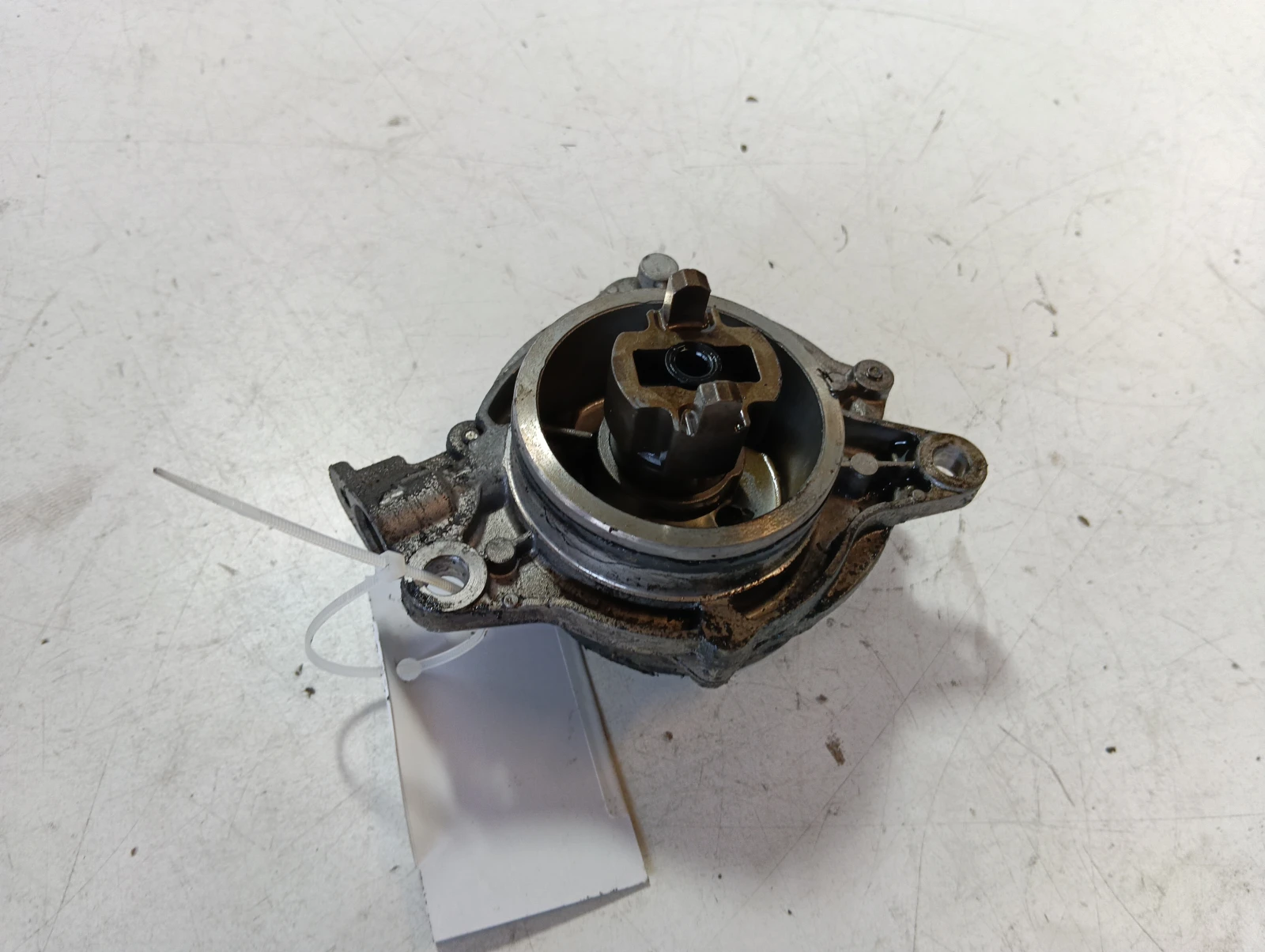 вакуум помпа 2.0D BMW 320