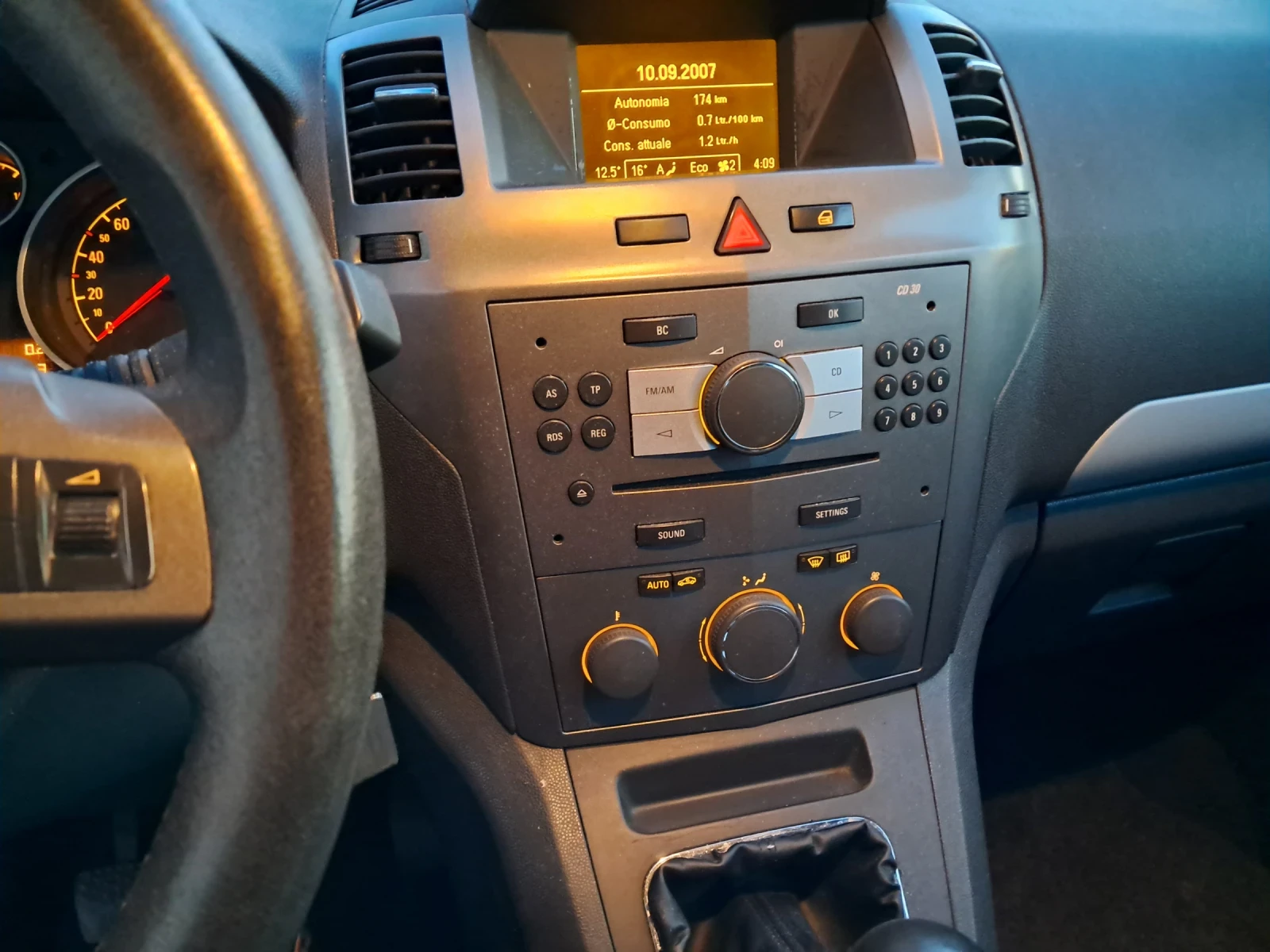 Opel Zafira 1.9 multijet 120ks cosmo, снимка 14 - Автомобили и джипове - 53787423