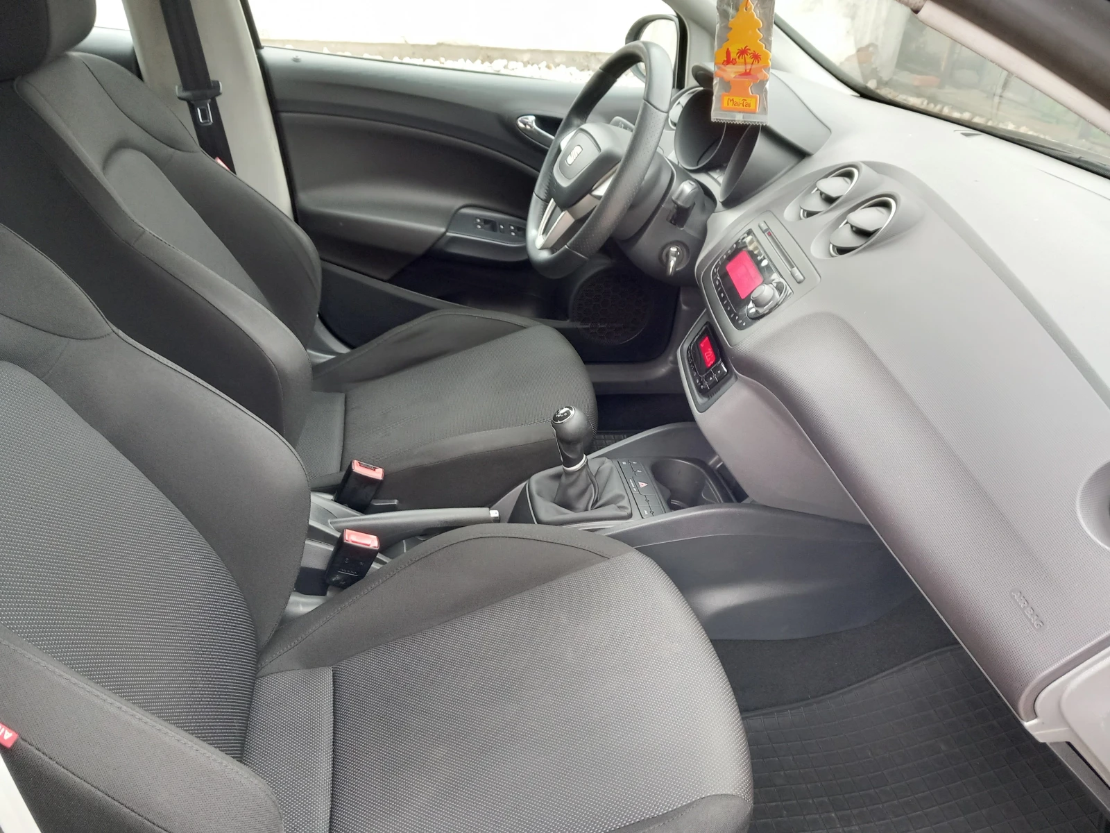Seat Ibiza 1.4i клима 86кс, снимка 11 - Автомобили и джипове - 55068396