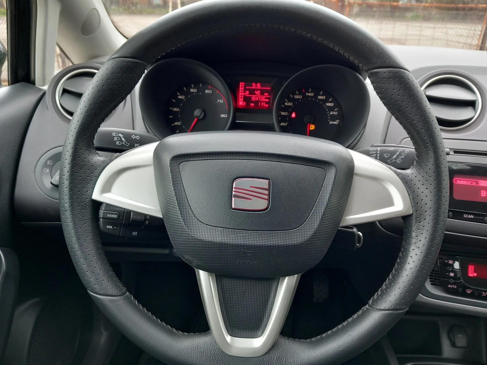 Seat Ibiza 1.4i клима 86кс, снимка 14 - Автомобили и джипове - 55068396