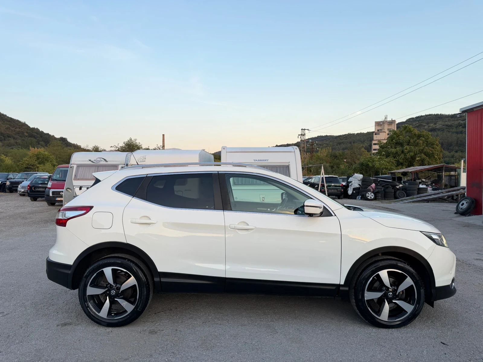 Nissan Qashqai 1.6dCi 127 000km/АВТОМАТ/360* KAMEРИ/LED, снимка 2 - Автомобили и джипове - 56153744