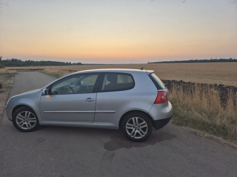VW Golf 1.6 FSI, снимка 3 - Автомобили и джипове - 51121853