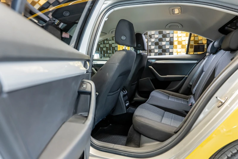 Skoda Octavia 1.6 TDI, снимка 12 - Автомобили и джипове - 52536801