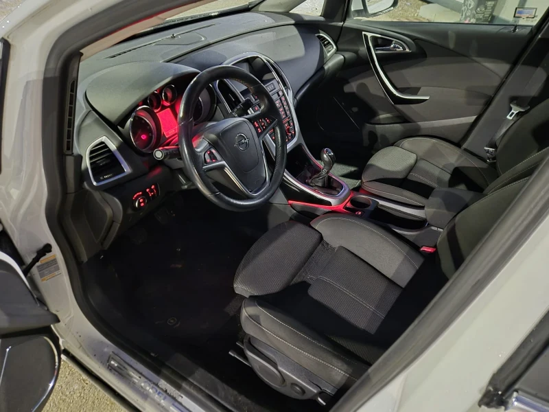 Opel Astra 1.4i SPORTS TOURER, снимка 8 - Автомобили и джипове - 53163104