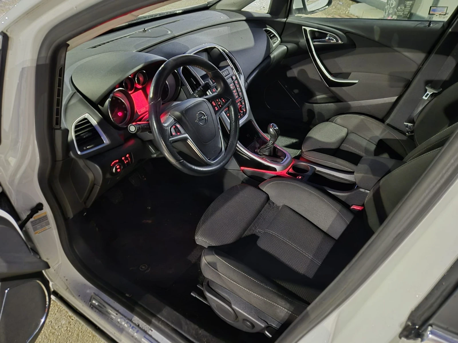 Opel Astra 1.4i SPORTS TOURER - изображение 8