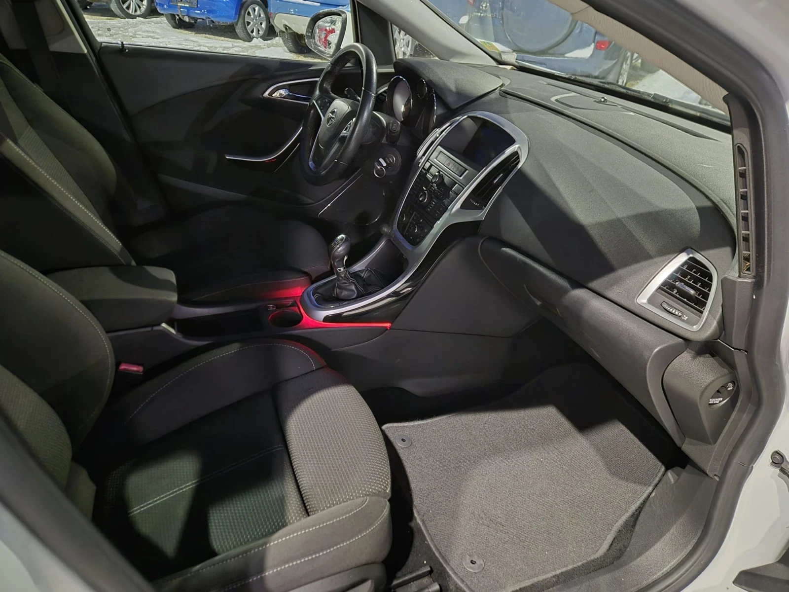 Opel Astra 1.4i SPORTS TOURER - изображение 10