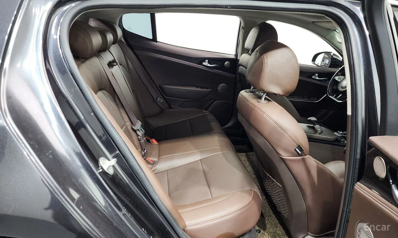 Kia Stinger 3.3* MASTERS* BREMBO* 360 КАМЕРИ* ОБДУХ* DISTRONIC, снимка 17 - Автомобили и джипове - 54512664