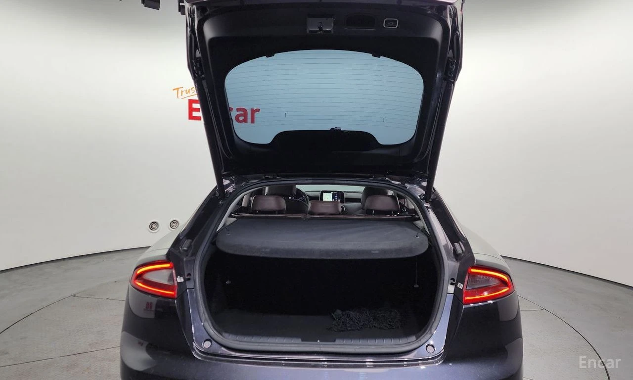 Kia Stinger 3.3* MASTERS* BREMBO* 360 КАМЕРИ* ОБДУХ* DISTRONIC, снимка 7 - Автомобили и джипове - 54512664