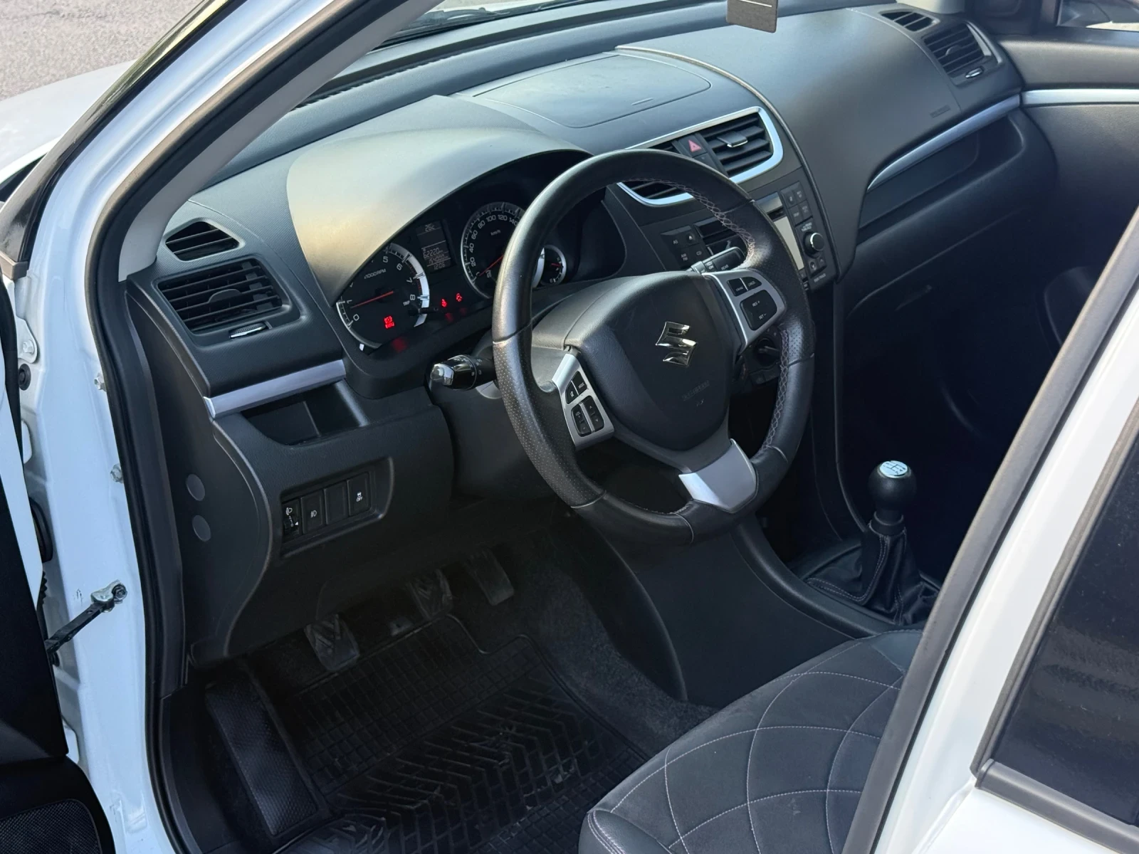 Suzuki Swift 1.2i УНИКАТ!!!, снимка 9 - Автомобили и джипове - 54671899