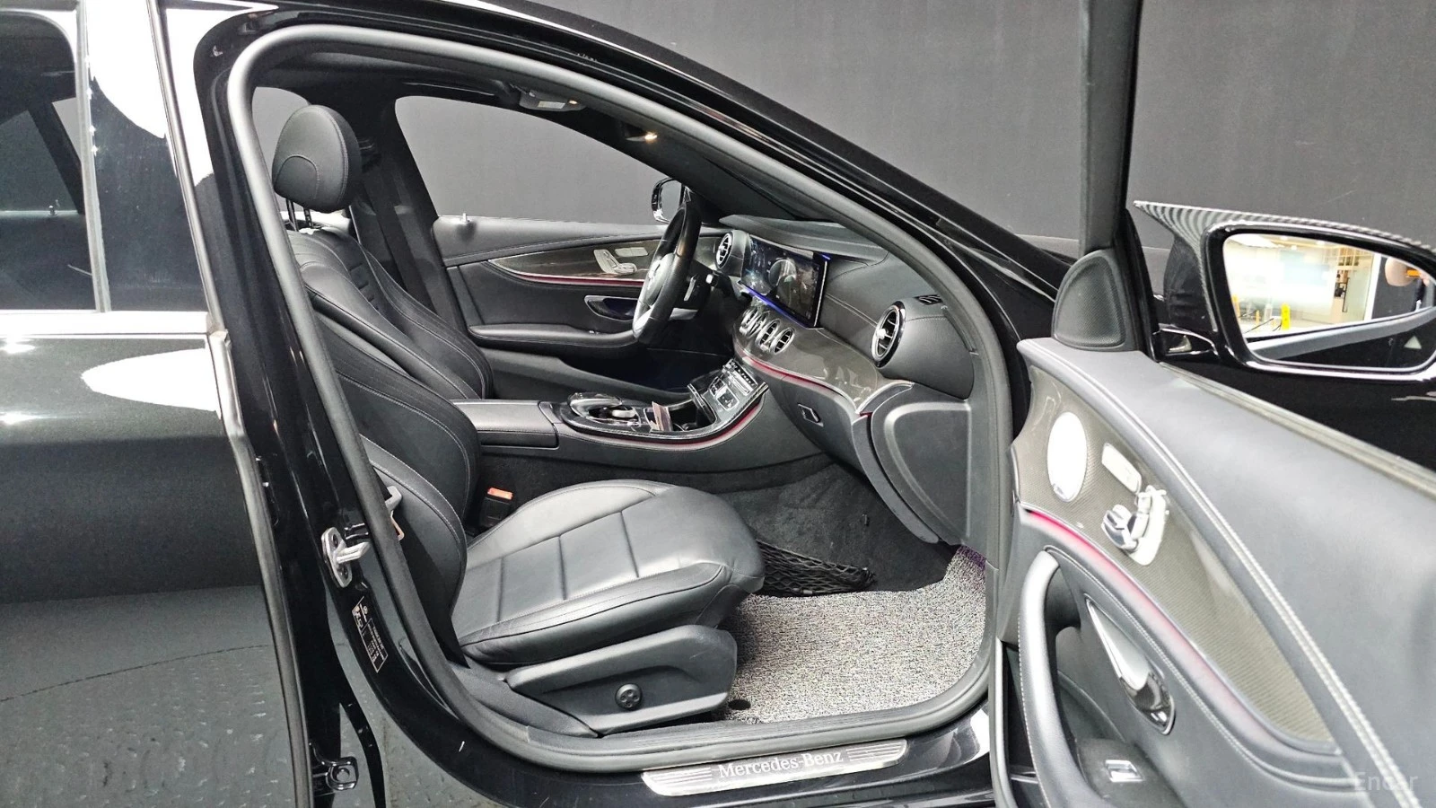 Mercedes-Benz E 350 4MATIC/AMG-LINE/DRIVE-ASSISTS/BURMESTER, снимка 16 - Автомобили и джипове - 55625340