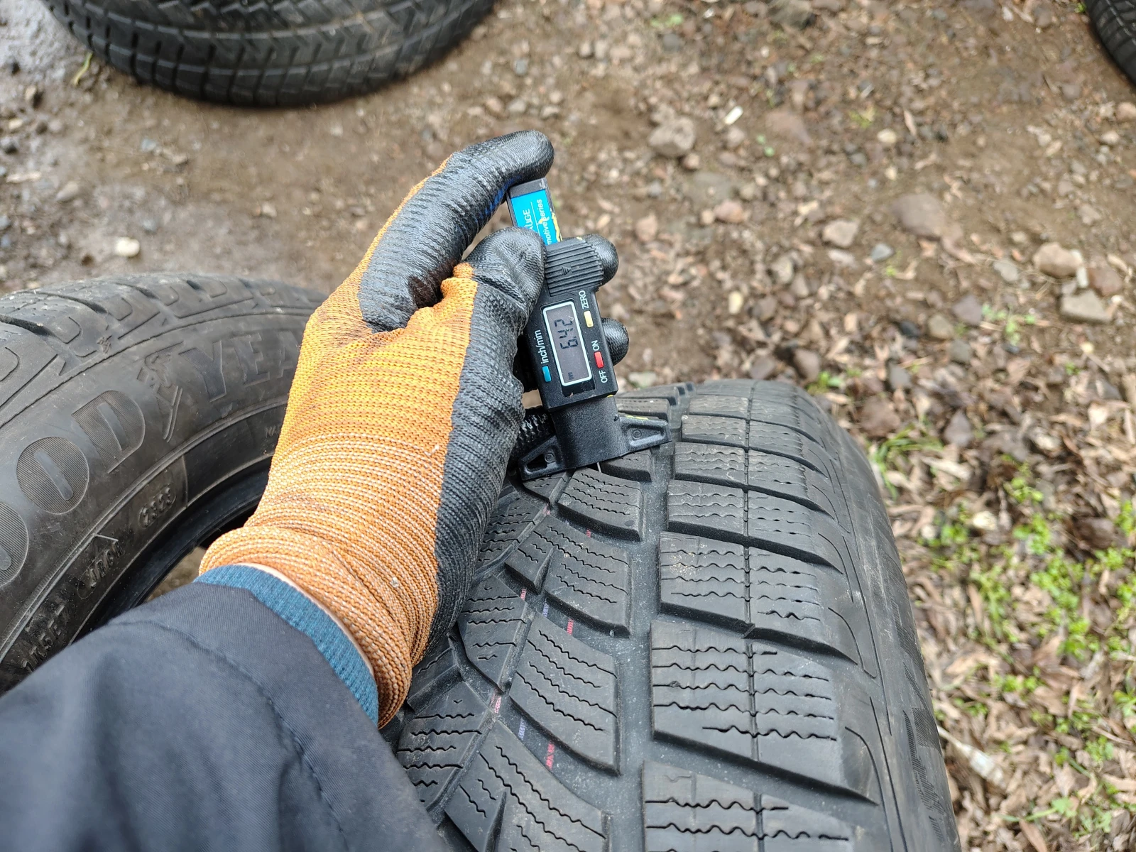 Гуми Зимни 235/55R19, снимка 2 - Гуми и джанти - 54088444