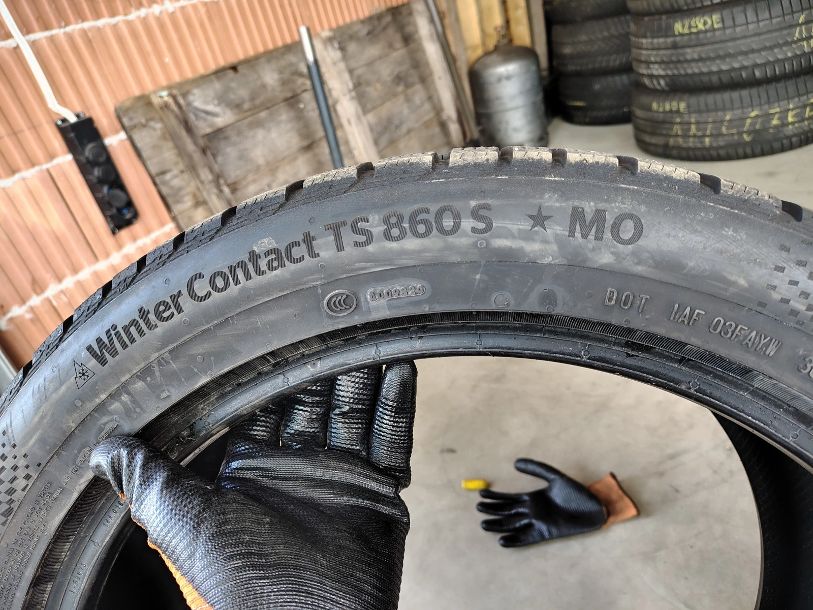 Гуми Зимни 275/40R19, снимка 4 - Гуми и джанти - 55845854