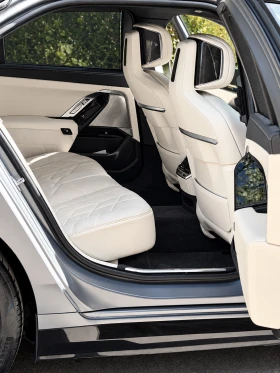 BMW 750 e M-Pro Plug-in Hybrid xDrive B&W , снимка 9