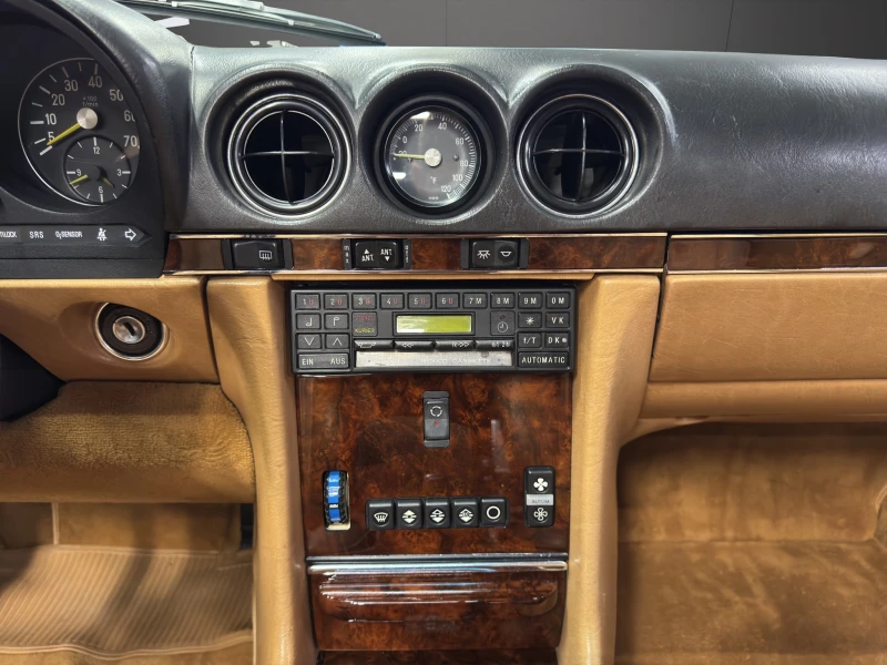 Mercedes-Benz 560 SL, снимка 13 - Автомобили и джипове - 51511532