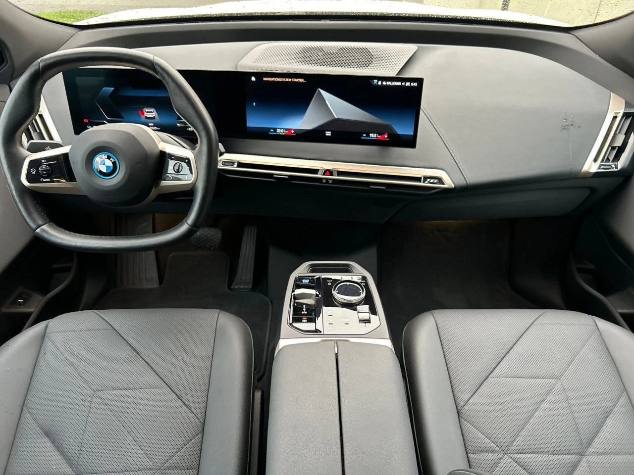 BMW iX 40/xDRIVE/326HP/PARKASS/HUD/NAVI/AMBI/CARPLAY/130f - изображение 6
