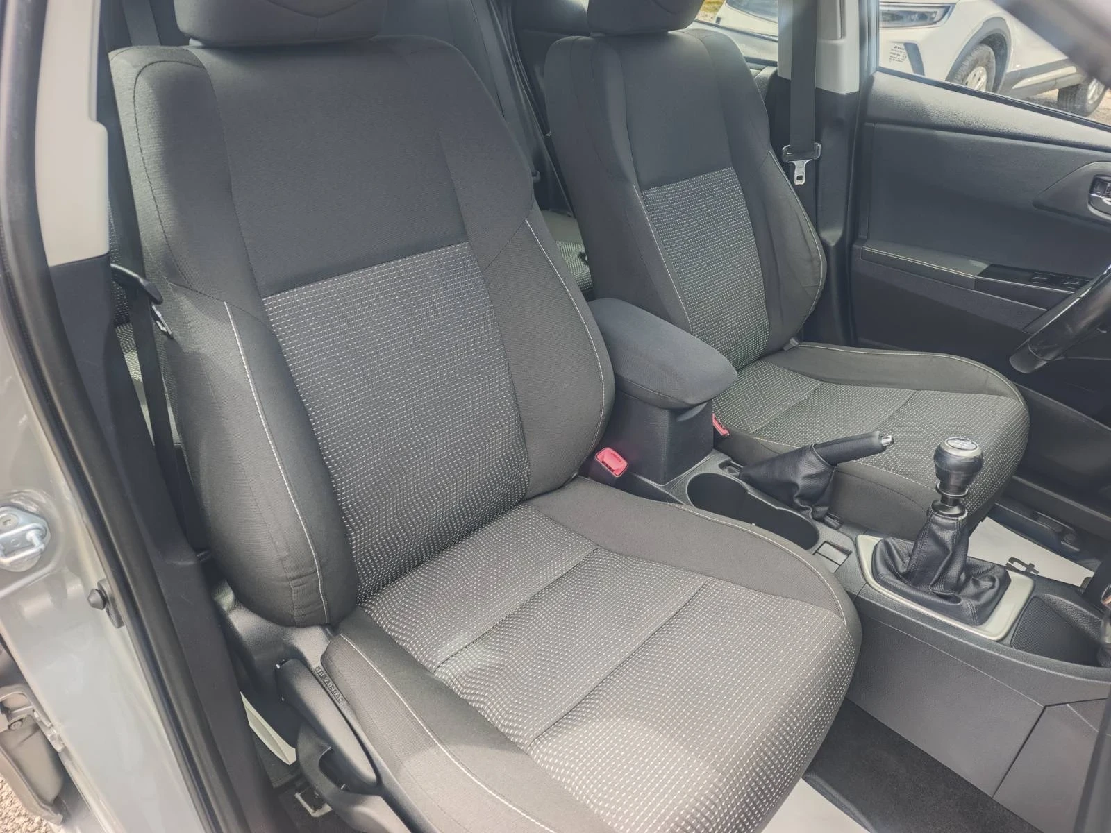 Toyota Auris 1.4 D4D, снимка 14 - Автомобили и джипове - 54700357