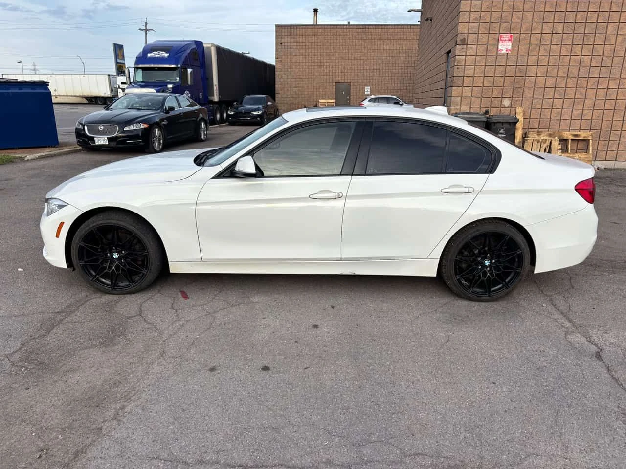 BMW 330 * xDrive, Leather Interior, Safety * CARFAX * ЦЕНА, снимка 2 - Автомобили и джипове - 54785362