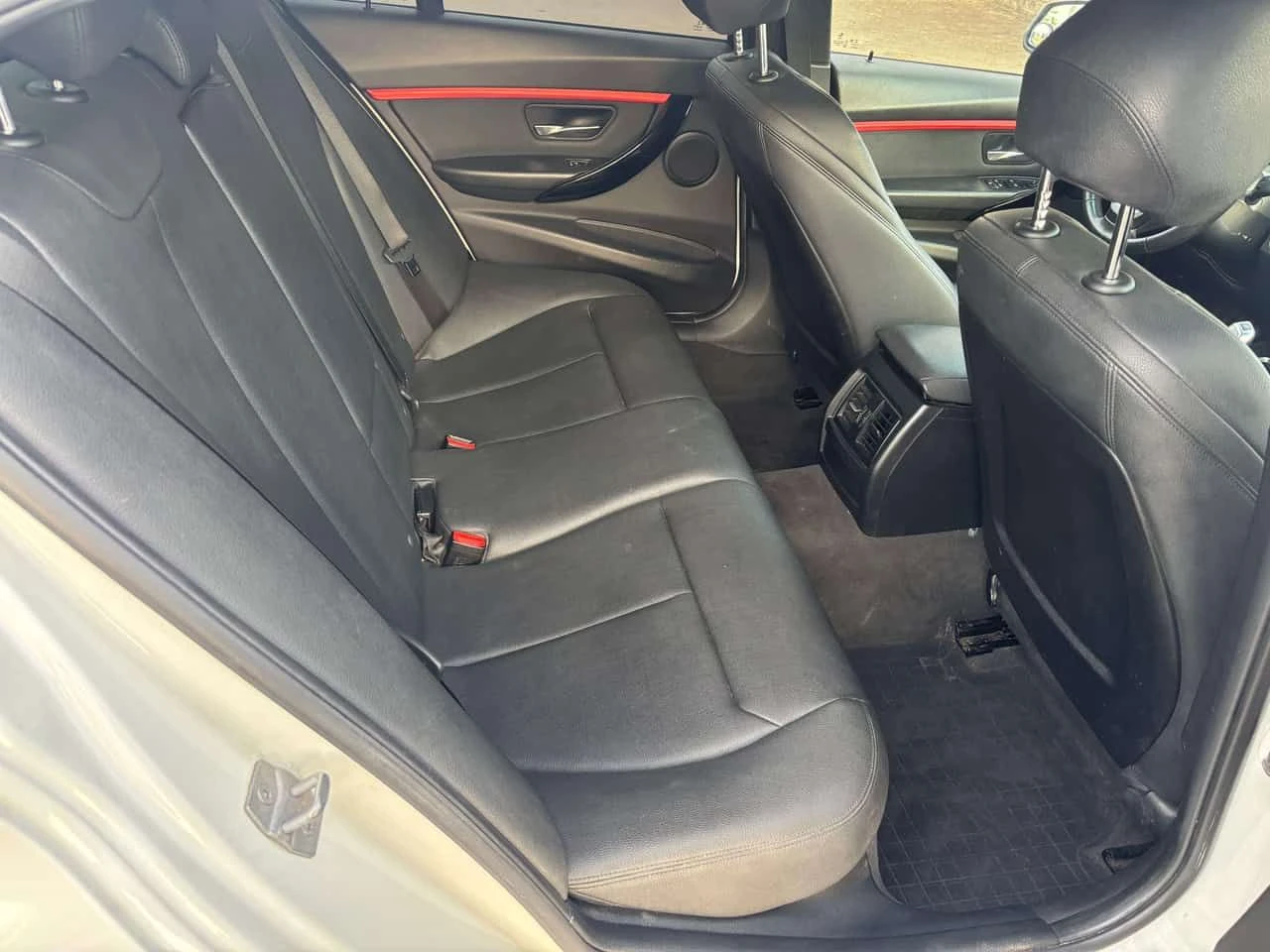 BMW 330 * xDrive, Leather Interior, Safety * CARFAX * ЦЕНА, снимка 8 - Автомобили и джипове - 54785362