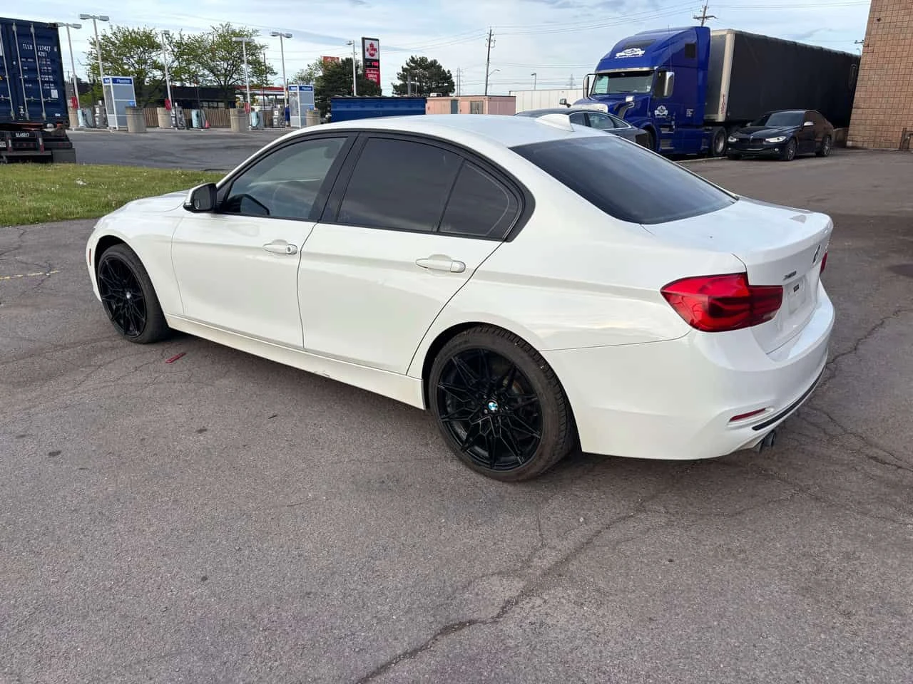 BMW 330 * xDrive, Leather Interior, Safety * CARFAX * ЦЕНА, снимка 3 - Автомобили и джипове - 54785362