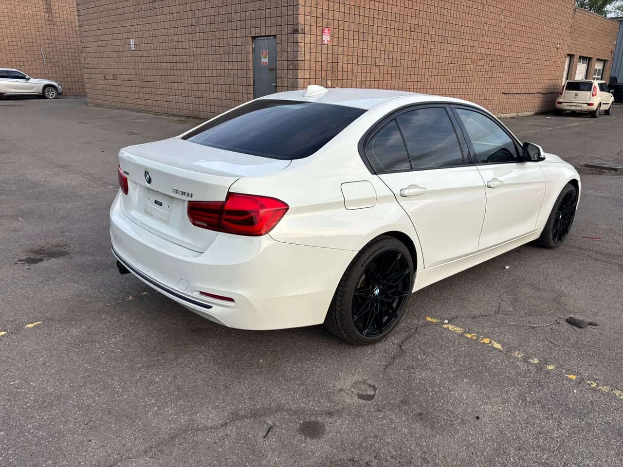 BMW 330 * xDrive, Leather Interior, Safety * CARFAX * ЦЕНА, снимка 14 - Автомобили и джипове - 54785362