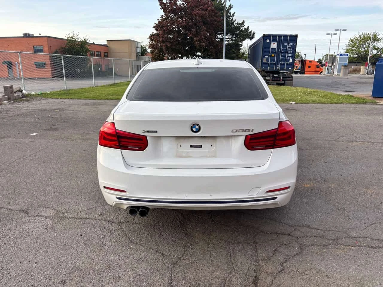 BMW 330 * xDrive, Leather Interior, Safety * CARFAX * ЦЕНА, снимка 16 - Автомобили и джипове - 54785362