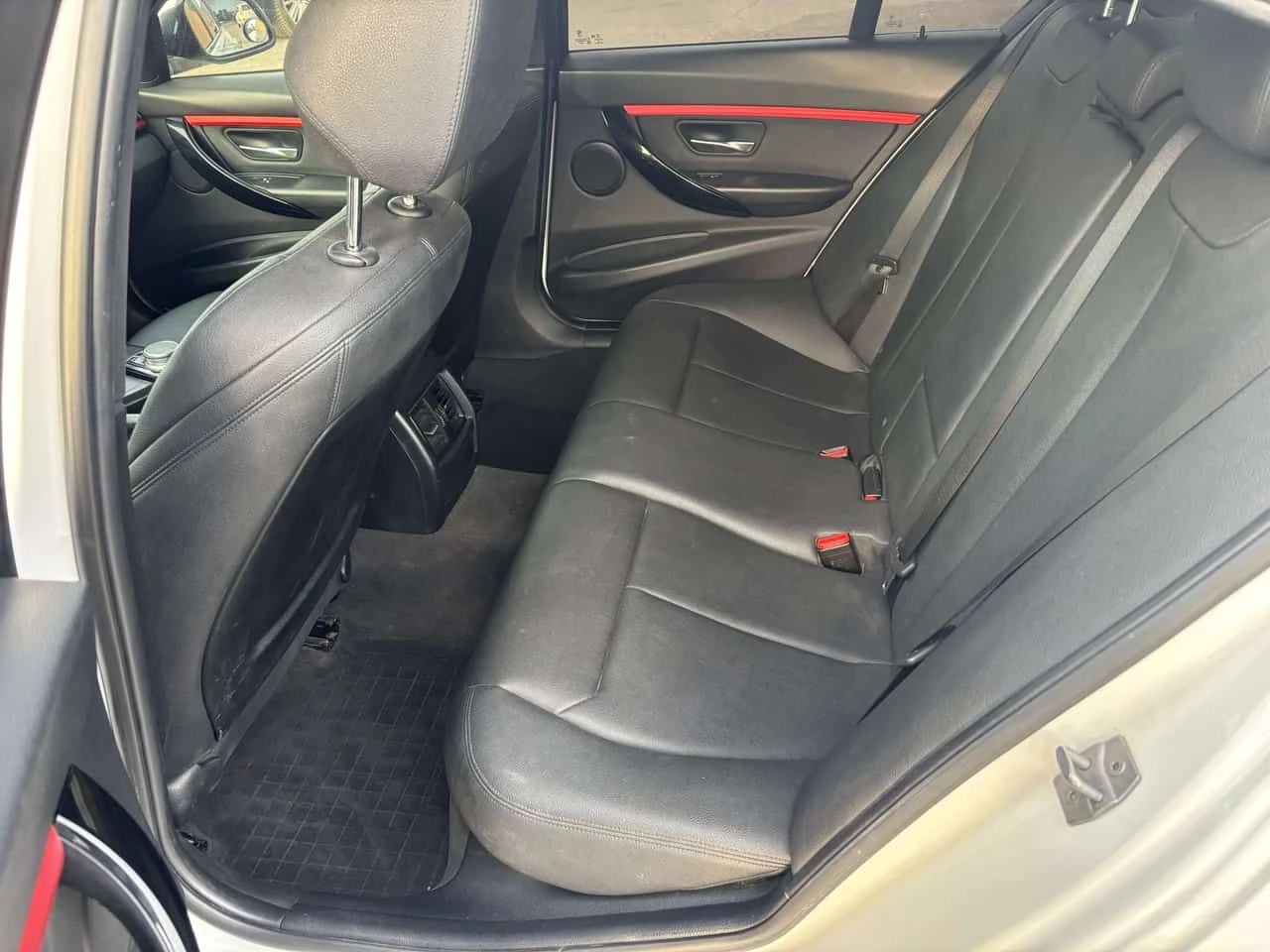 BMW 330 * xDrive, Leather Interior, Safety * CARFAX * ЦЕНА, снимка 6 - Автомобили и джипове - 54785362