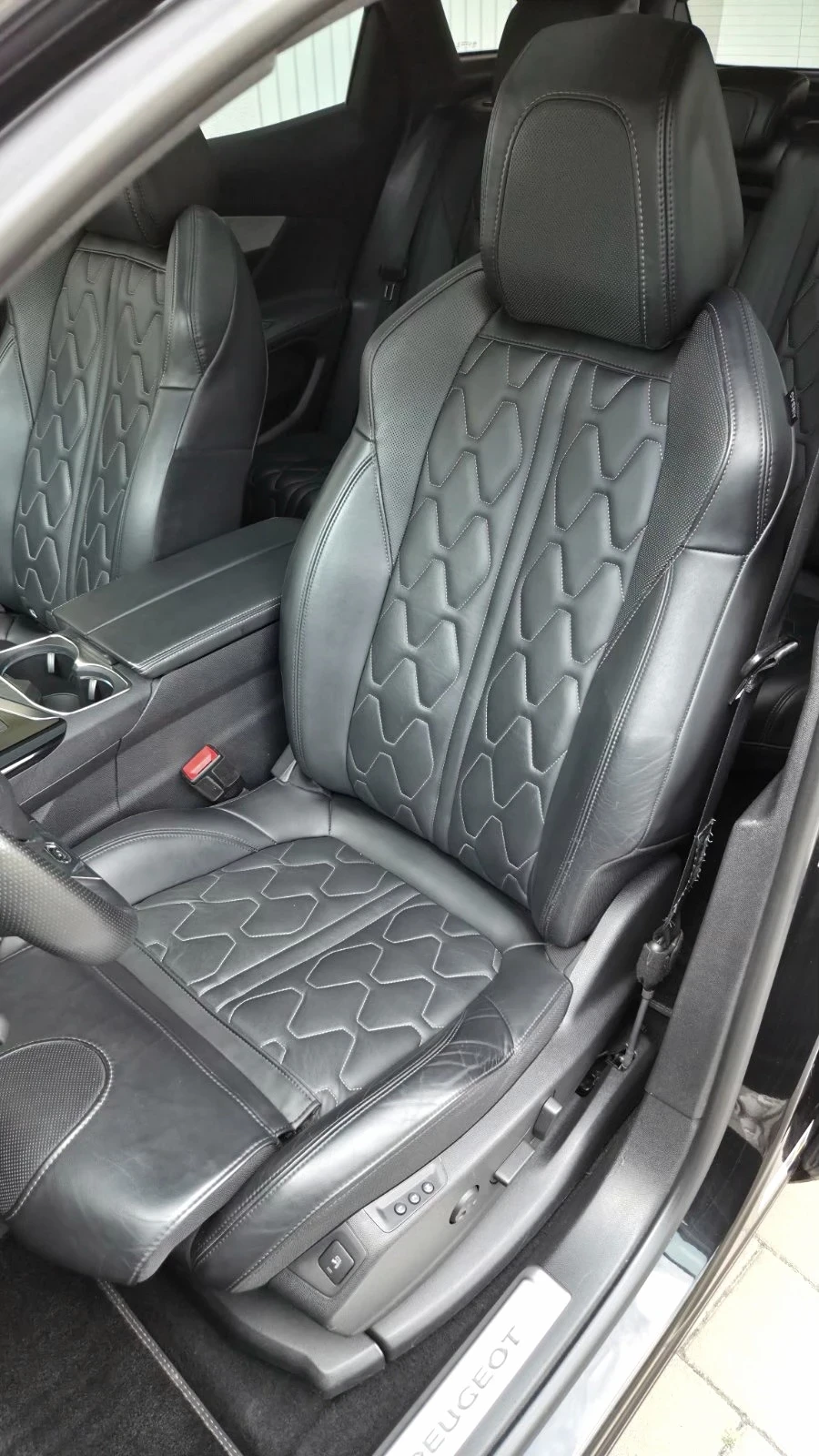 Peugeot 3008 GT 2.0 HDi /МАСАЖ /KEYLESS /ДИСТРОНИК /Fullmax!, снимка 12 - Автомобили и джипове - 55663740