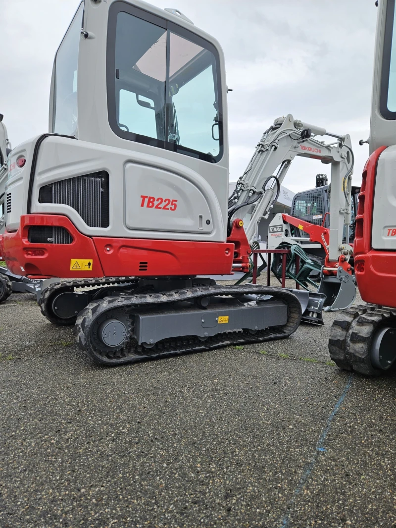 Багер Takeuchi TB225, снимка 2 - Индустриална техника - 50789615