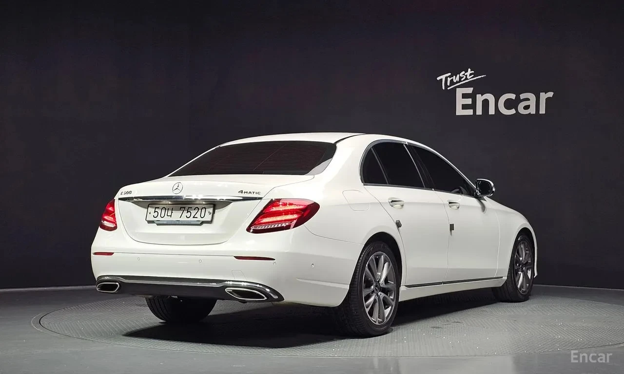 Mercedes-Benz E 300 4MATIC Avnatgarde * ОБДУХВАНЕ * BURMESTER* HEAD-UP, снимка 2 - Автомобили и джипове - 55886182