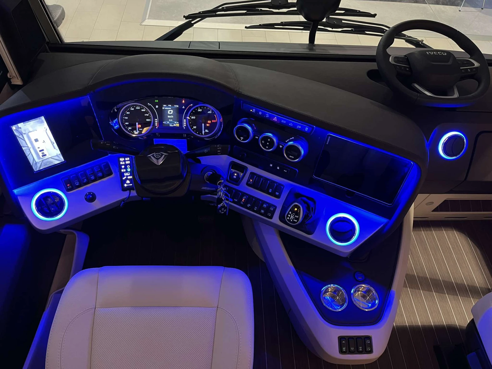 Кемпер Concorde Charisma FULL 3.0 207к.с. Centurion Style, снимка 2 - Каравани и кемпери - 53896927