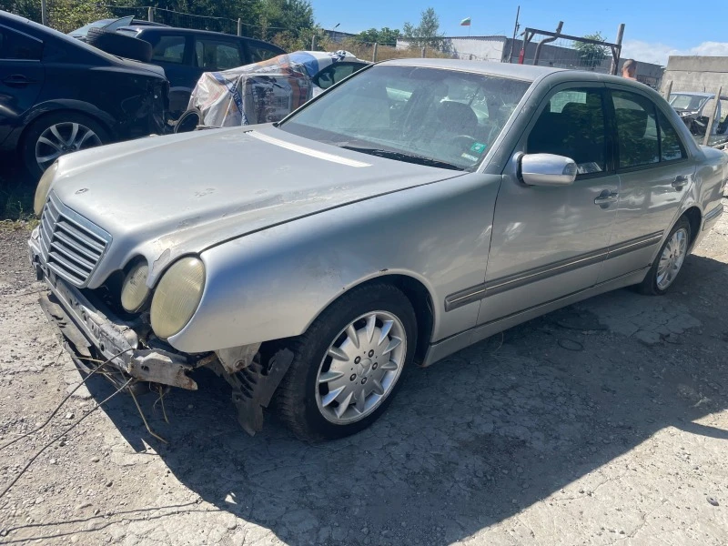 Mercedes-Benz E 220, снимка 2 - Автомобили и джипове - 46384453