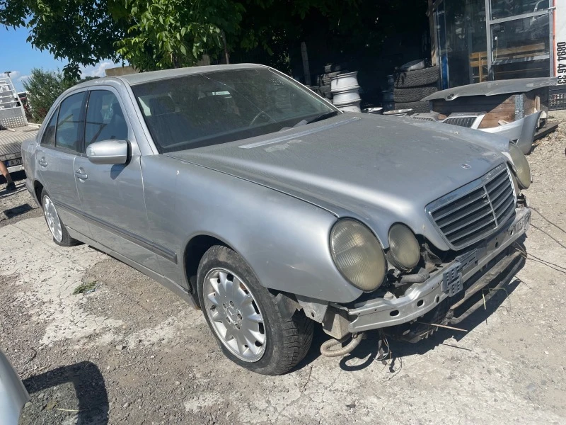 Mercedes-Benz E 220, снимка 1 - Автомобили и джипове - 46384453