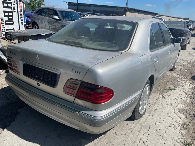 Mercedes-Benz E 220, снимка 4 - Автомобили и джипове - 46384453