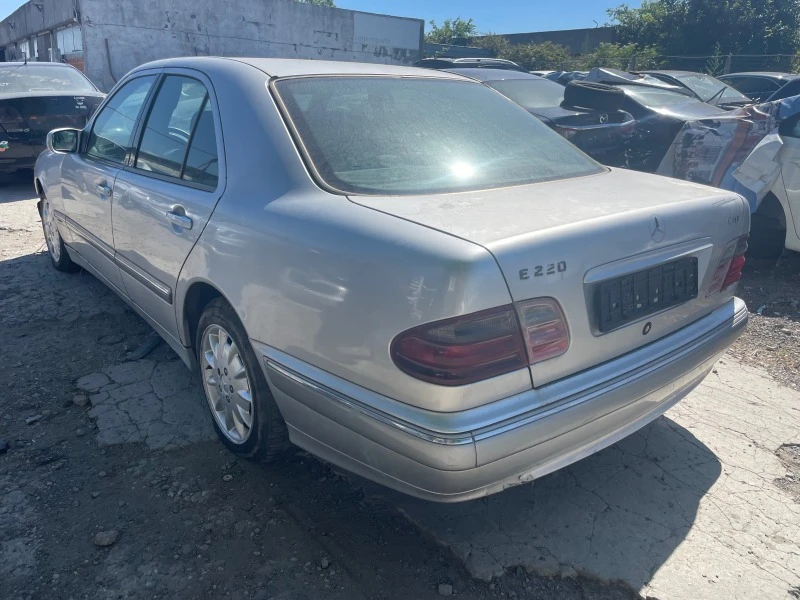 Mercedes-Benz E 220, снимка 3 - Автомобили и джипове - 46384453