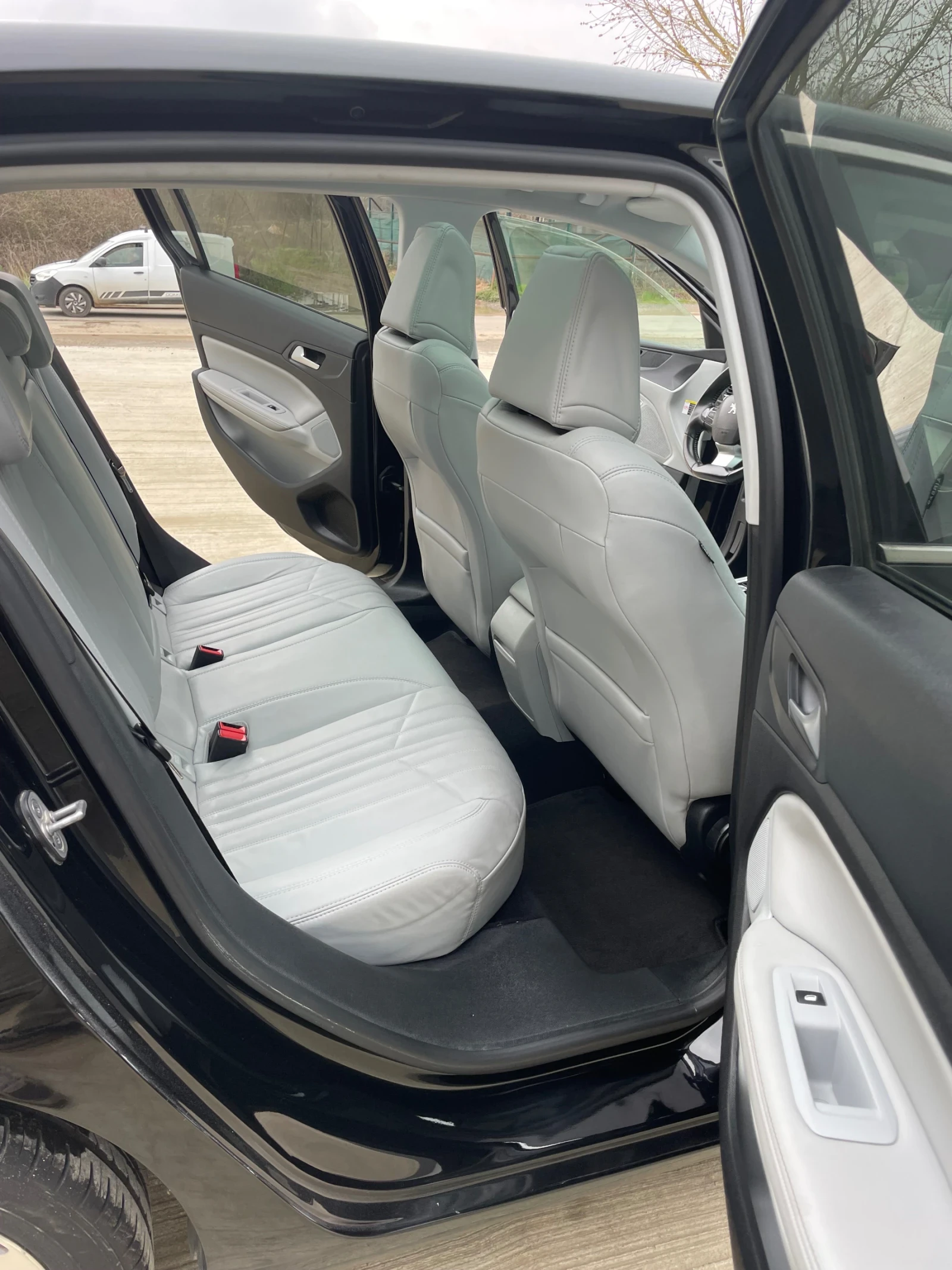 Peugeot 308 1.2 PureTech-130k.с., снимка 13 - Автомобили и джипове - 54055250