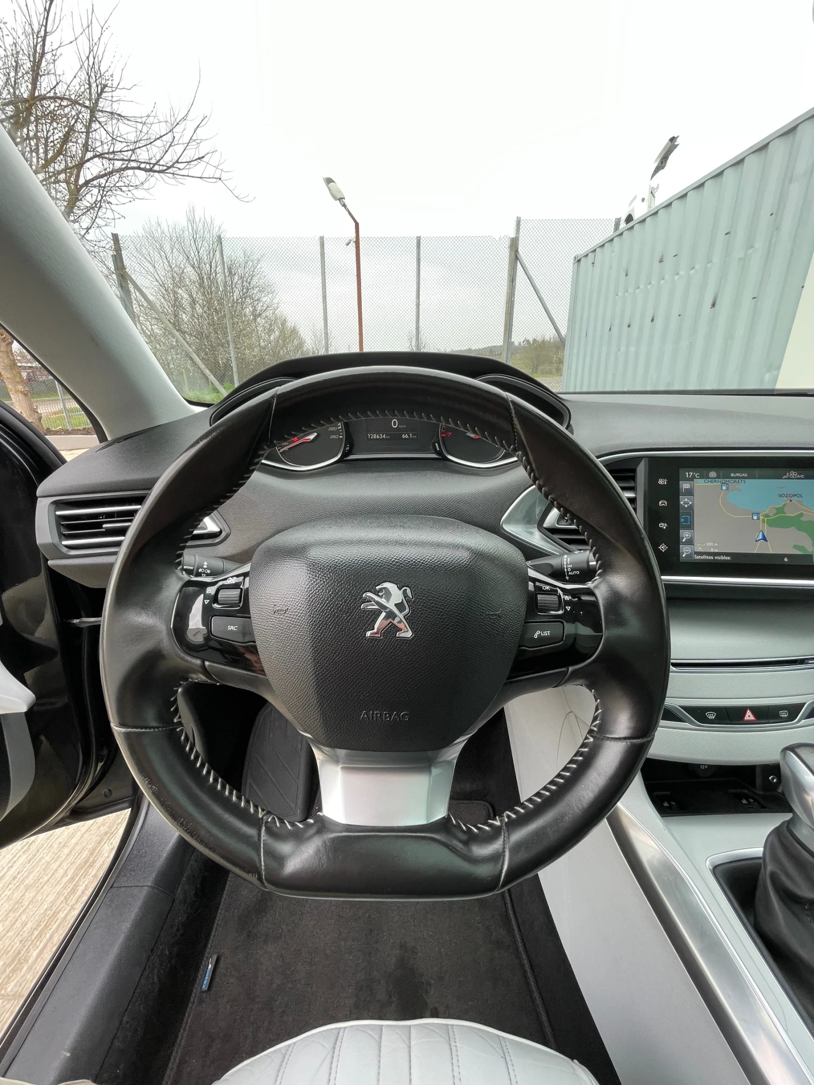 Peugeot 308 1.2 PureTech-130k.с., снимка 11 - Автомобили и джипове - 54055250