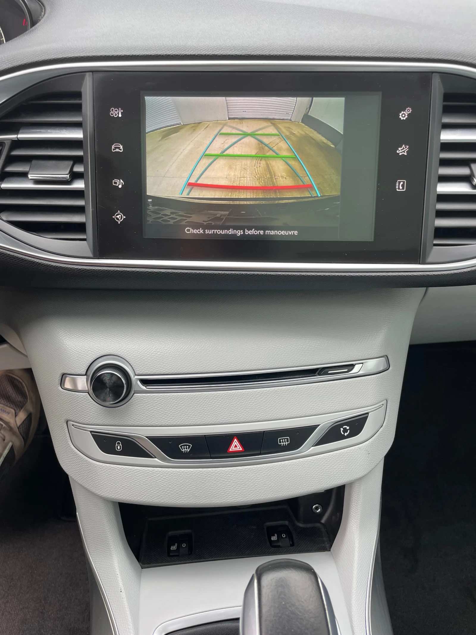 Peugeot 308 1.2 PureTech-130k.с., снимка 14 - Автомобили и джипове - 54055250