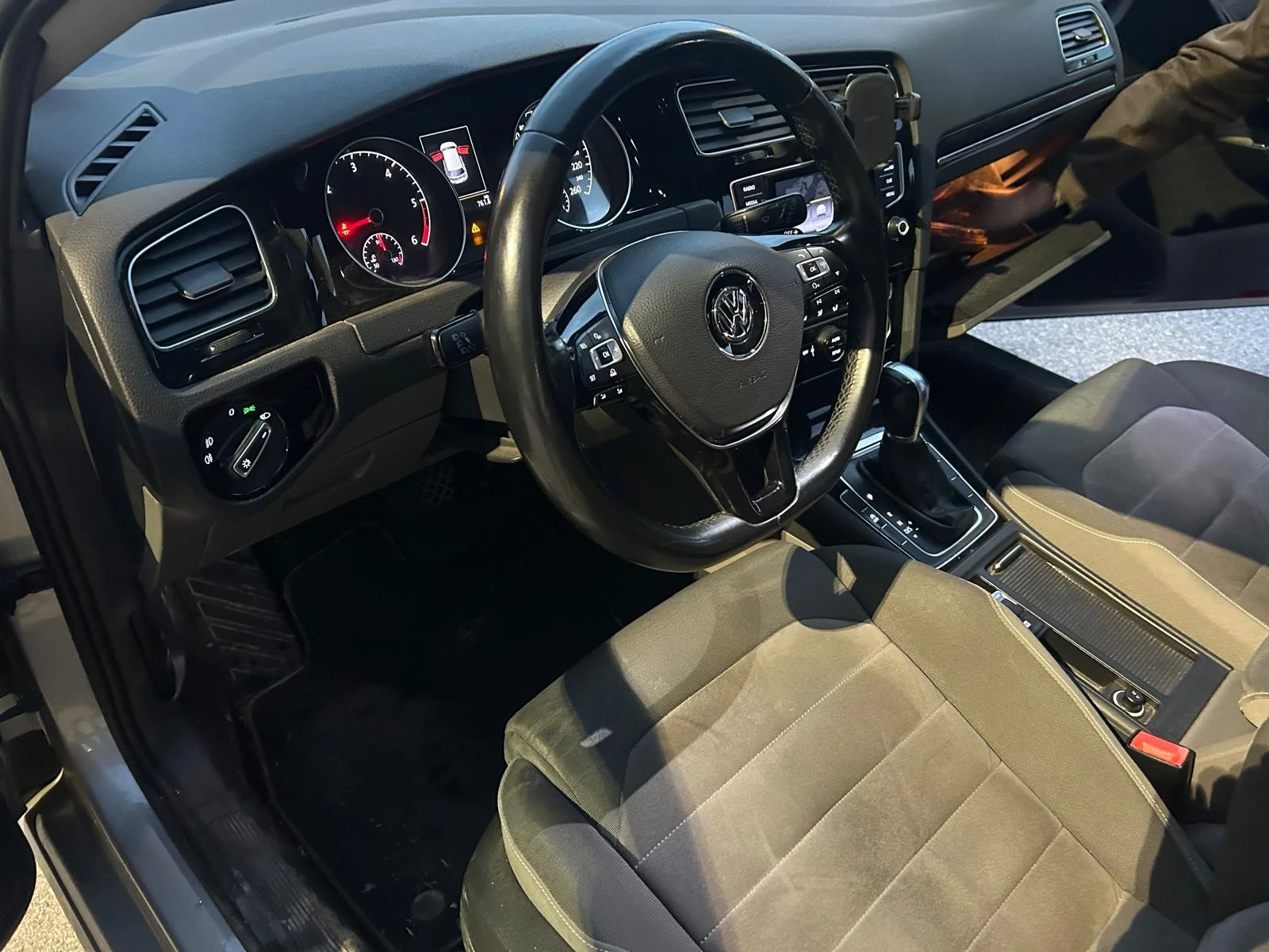 VW Golf 2.0TDI 150ks, снимка 7 - Автомобили и джипове - 54383020