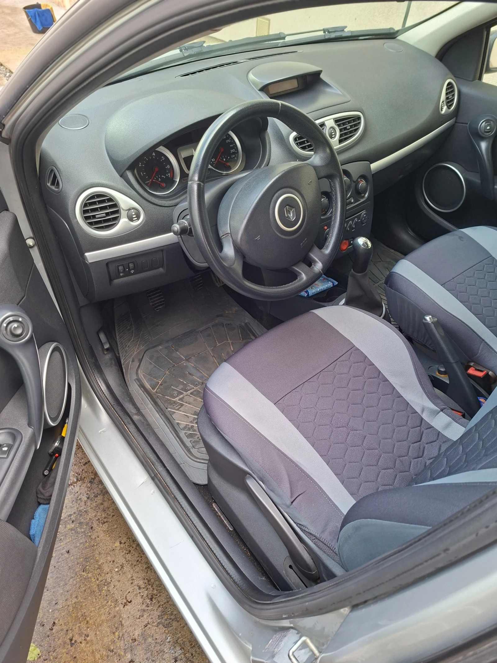 Renault Clio 3, снимка 6 - Автомобили и джипове - 54660663