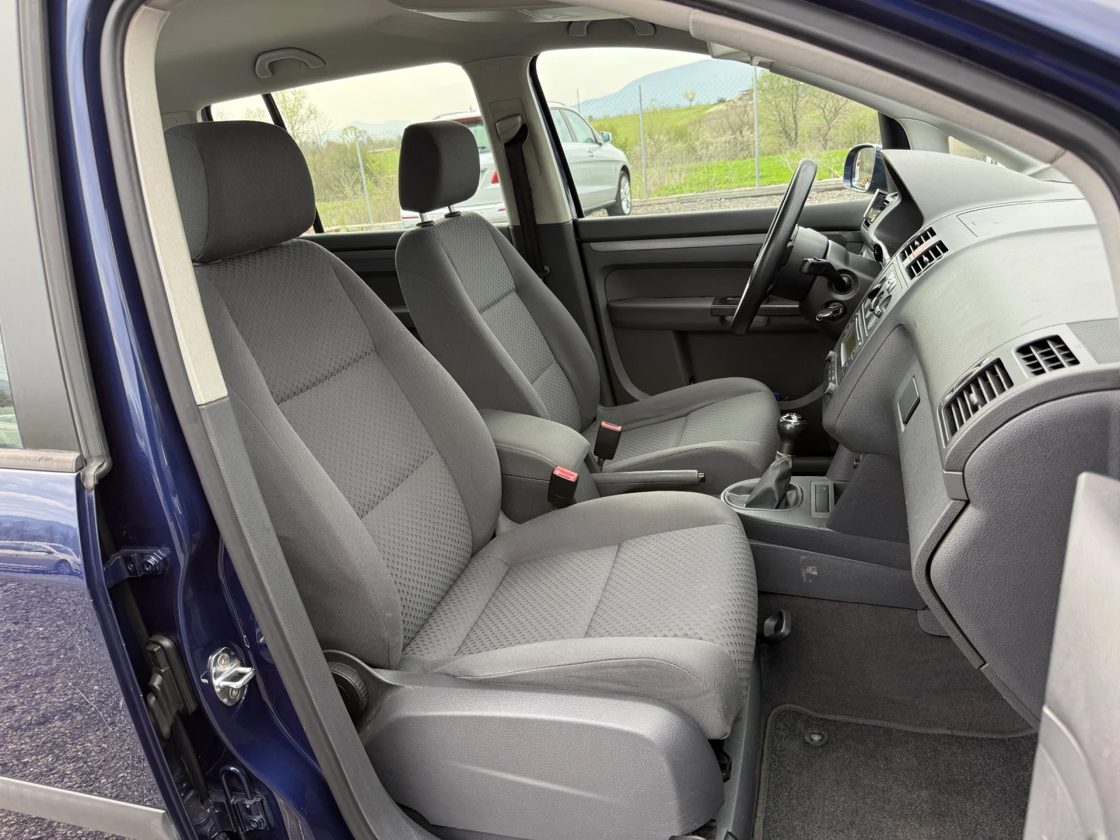 VW Touran, снимка 14 - Автомобили и джипове - 55002582