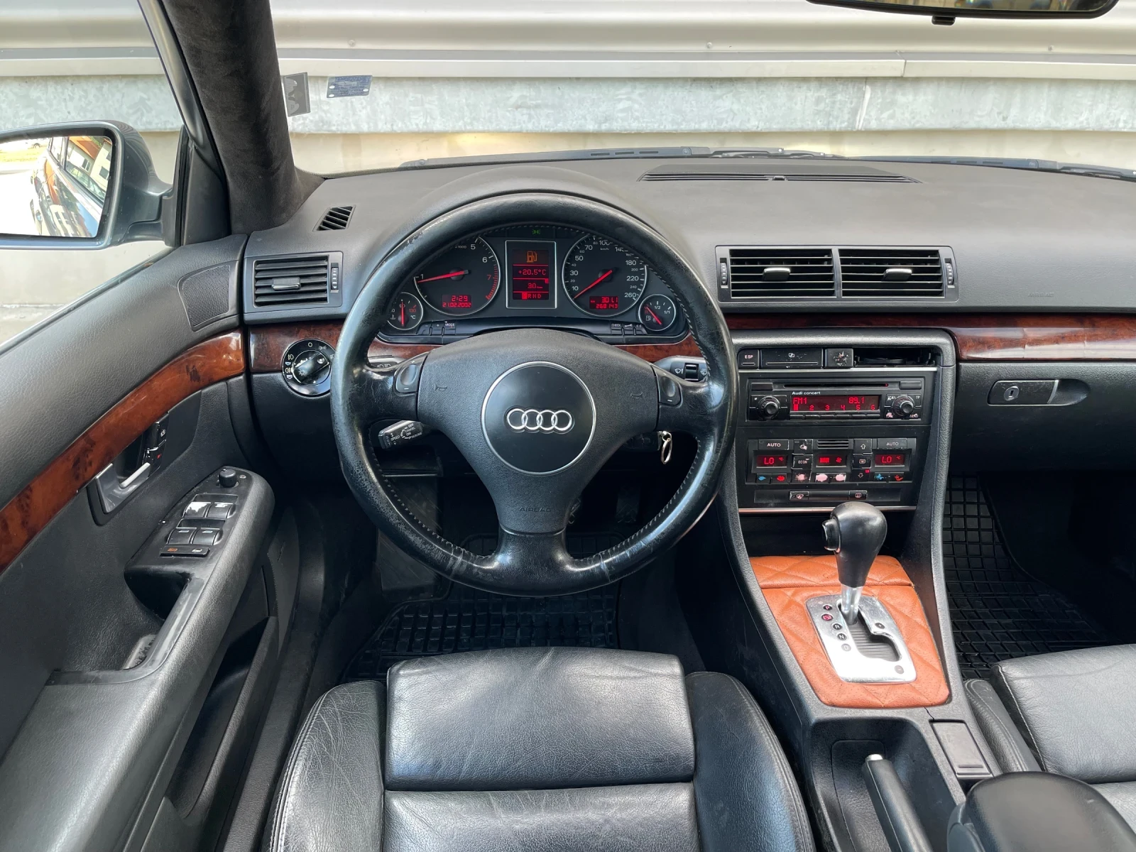Audi A4 3.0i V6 БЕНЗИН АВТОМАТИК РЕГИСТРИРАН ОБСЛУЖЕН - изображение 6