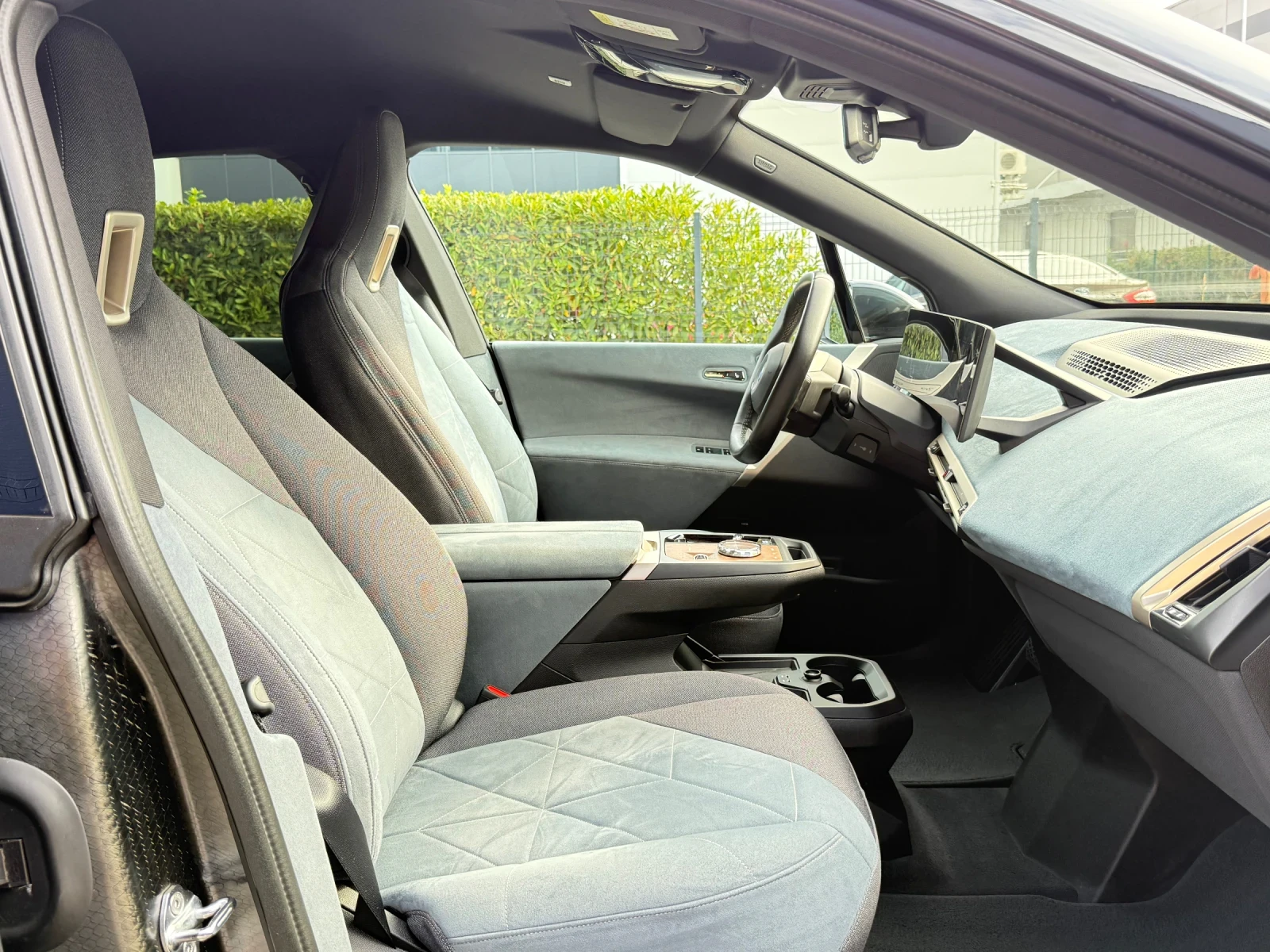 BMW iX 40 xDrive/326HP/LASER/360/HarmanKardon/HeadUP/ - изображение 9