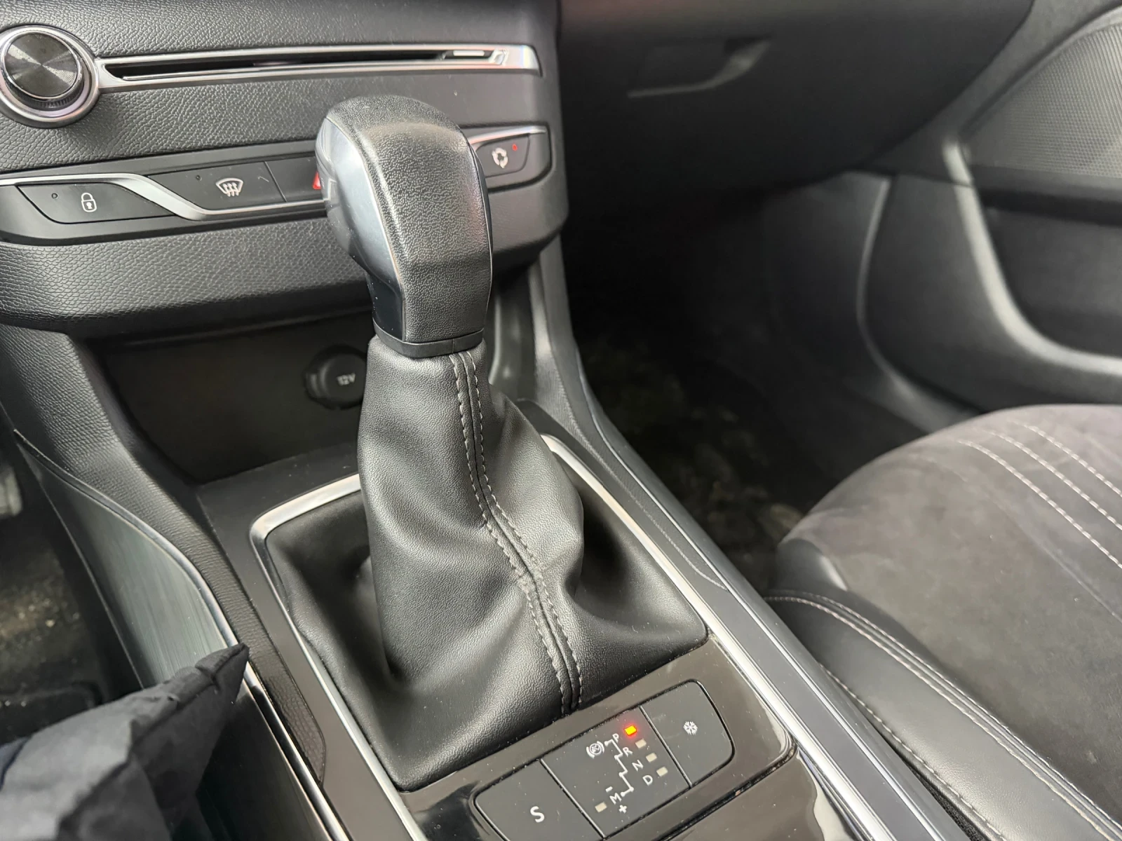 Peugeot 308 БАРТЕР* LED* АВТОМАТИК, снимка 11 - Автомобили и джипове - 53912451