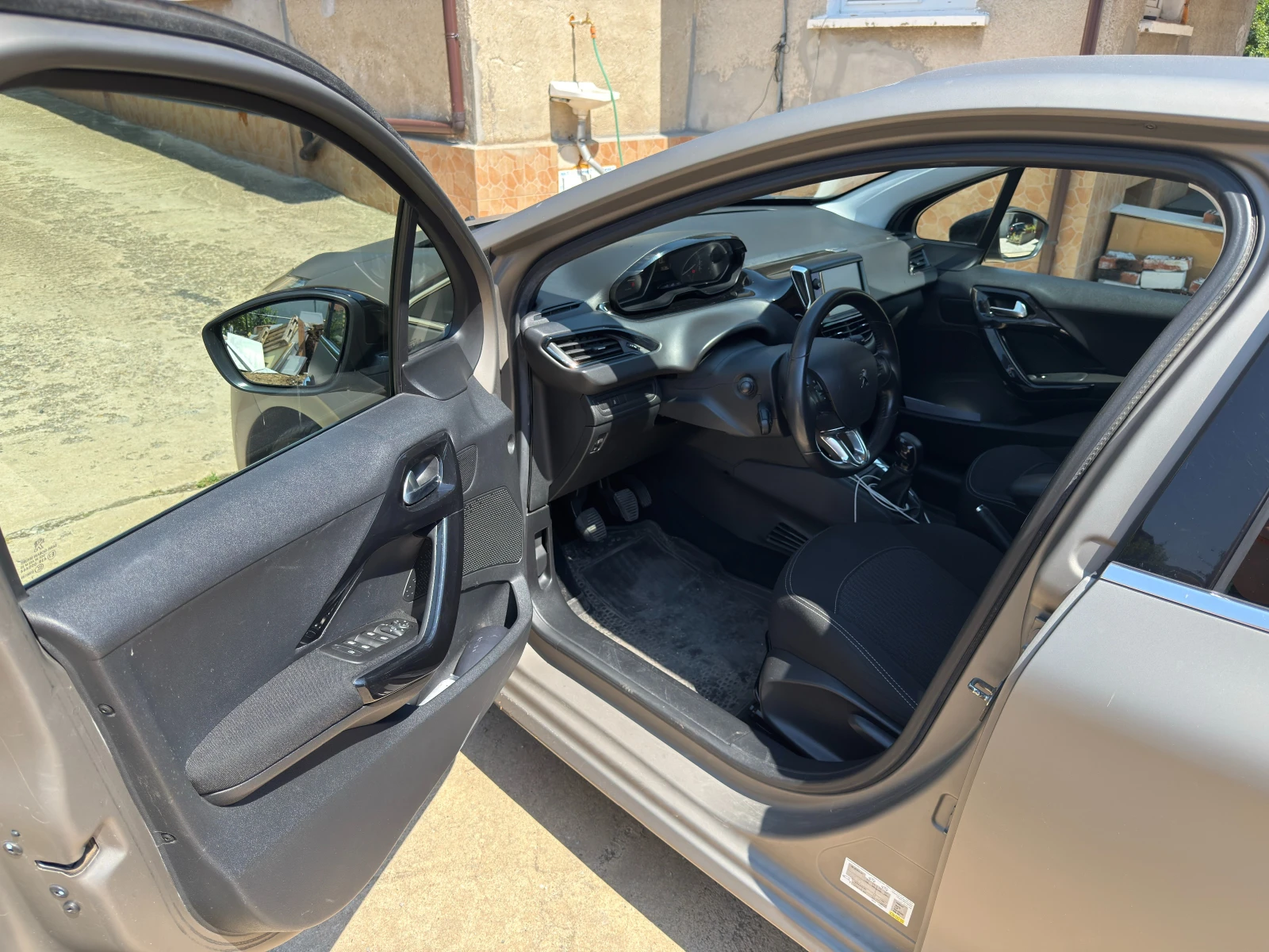 Peugeot 208 1.2 PureTech, снимка 6 - Автомобили и джипове - 55309534