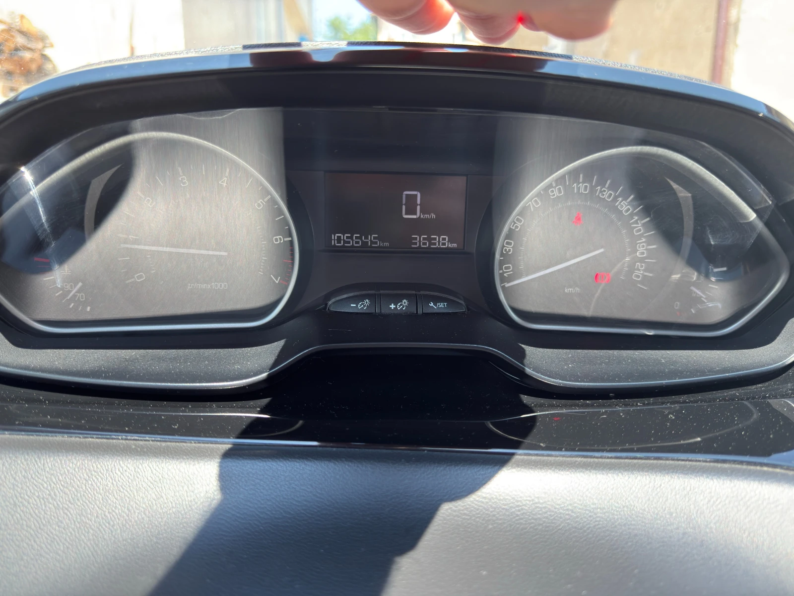 Peugeot 208 1.2 PureTech, снимка 10 - Автомобили и джипове - 55309534