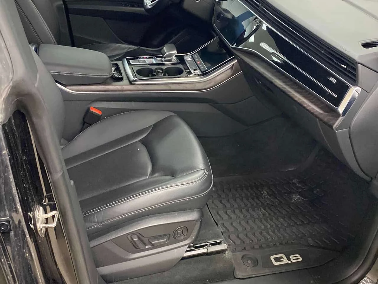 Audi Q8 * Progressiv * ОБДУХВАНЕ* ДИСТРОНИК * 360 * 2 KEYS, снимка 16 - Автомобили и джипове - 54117045