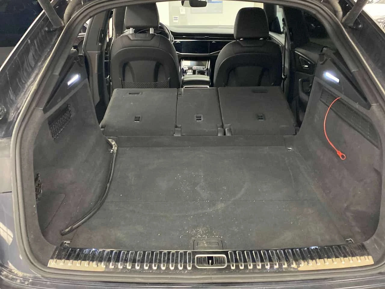 Audi Q8 * Progressiv * ОБДУХВАНЕ* ДИСТРОНИК * 360 * 2 KEYS, снимка 13 - Автомобили и джипове - 54117045