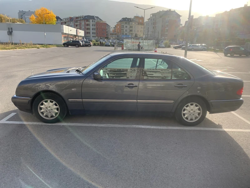 Mercedes-Benz E 220 Elegance , снимка 3 - Автомобили и джипове - 52668677